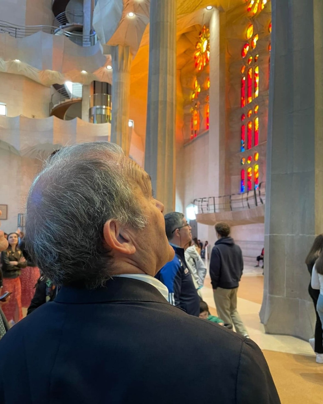 José Manuel Almuzara, visto de perfil, contempla las vidrieras y columnas del interior de la Sagrada Família rodeado de otros visitantes