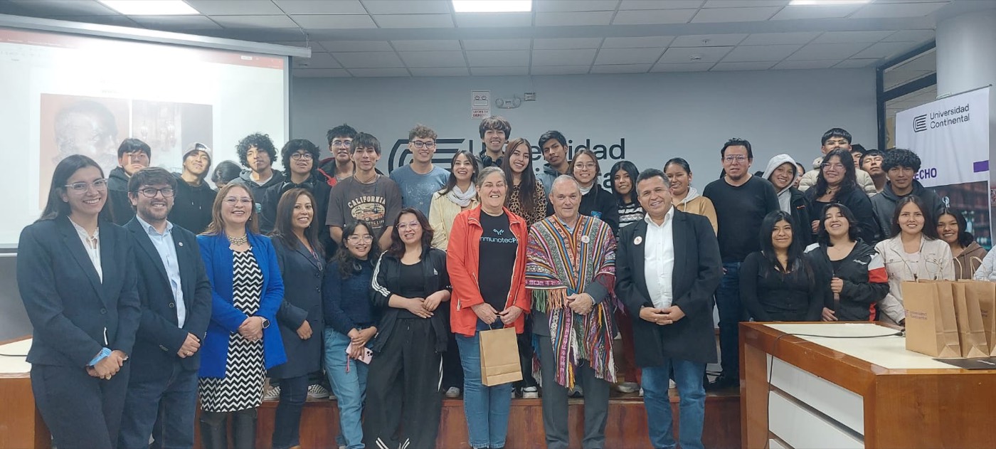 José M. Almuzara posa en grupo con profesores y estudiantes en un aula de la Universidad Continental de Cusco (Perú) tras una charla sobre Gaudí.