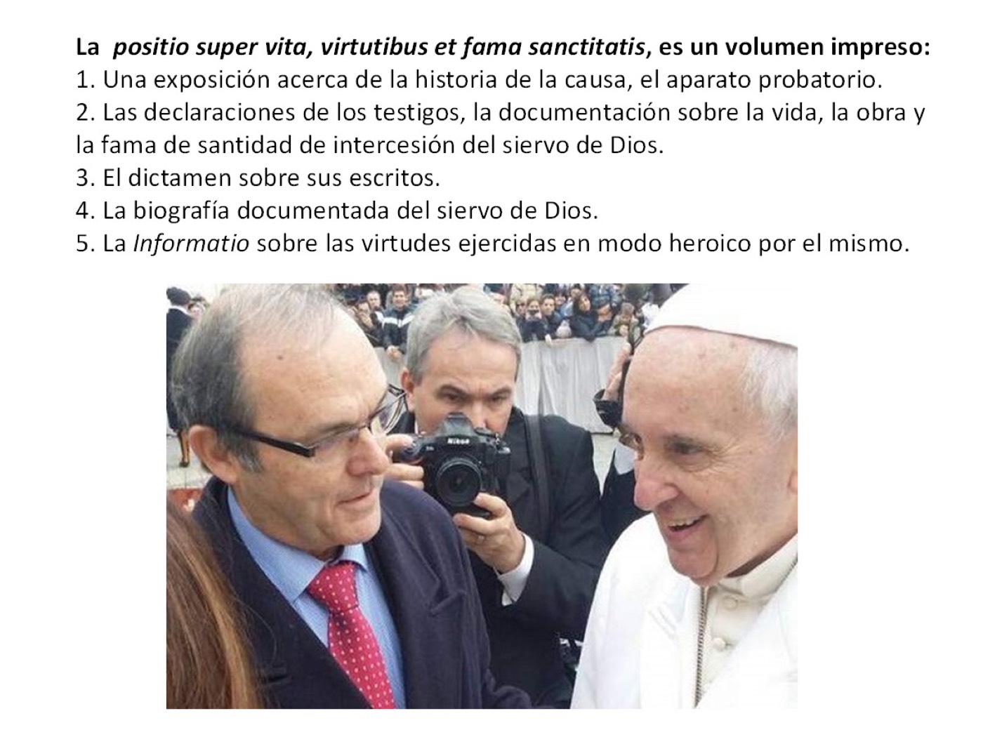 José Manuel Almuzara sonríe junto al Papa Francisco entre la multitud, con un fotógrafo captando la escena en primer plano.