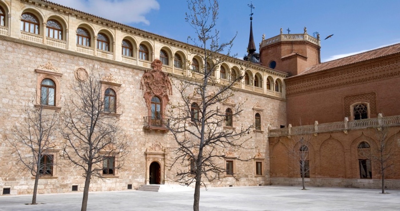 Fachada del Palacio Arzobispal de Alcalá de Henares, sede del curso sobre Antonio Gaudí impartido por José Manuel Almuzara Pérez.