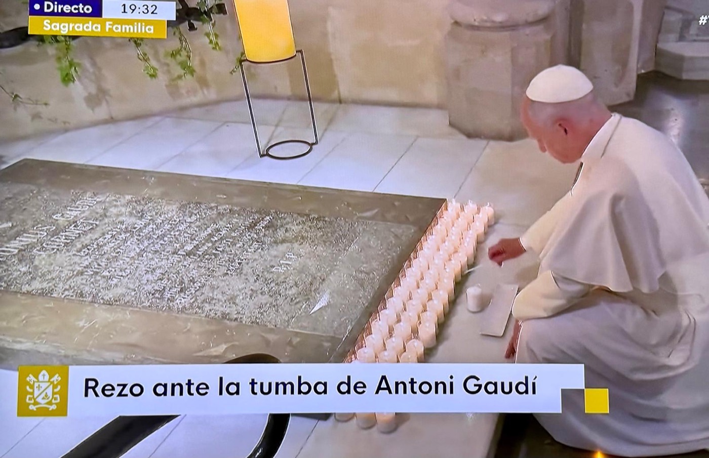 José Manuel Almuzara — El ¡MOMENTAZOOO! Ver al Papa León XIV rezando ante la tumba de Gaudí y encender 