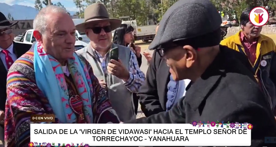 José Manuel Almuzara — En la festividad de la Virgen de Vidawasi, saludando al arzobispo de Cusco, Rich