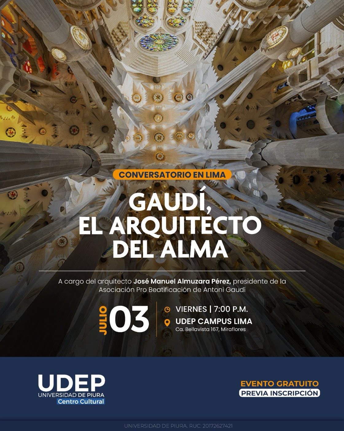 Cartel del conversatorio «Gaudí, el arquitecto del alma» de José Manuel Almuzara en el campus de Lima de la Universidad de Piura (UDEP), con una vista interior de las bóvedas de la Sagrada Família.