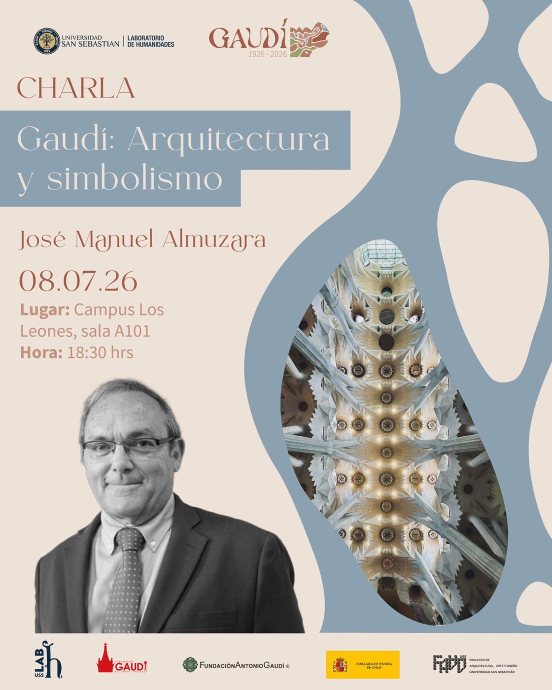 Cartel de la charla «Gaudí: Arquitectura y simbolismo» de José Manuel Almuzara en la Universidad San Sebastián, con su retrato y una imagen interior de las bóvedas de la Sagrada Família.