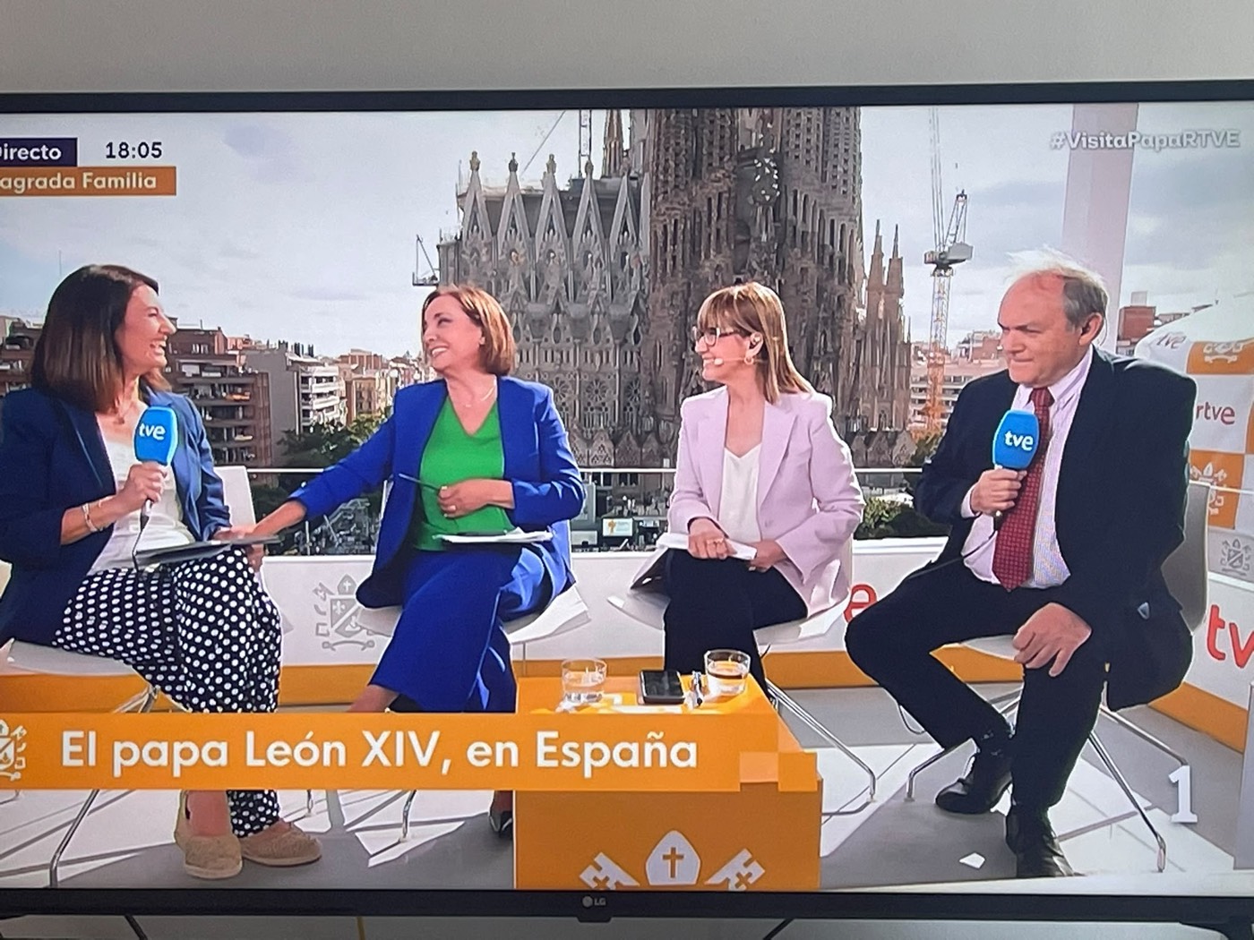 Captura de un programa de televisión con cuatro personas conversando en una terraza con la Sagrada Família al fondo, bajo el rótulo 'El papa León XIV, en España'.